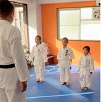 空手の稽古をする子どもたち