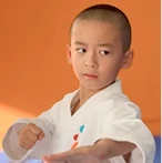 型の練習をする子ども